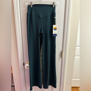 VUORI CHILLED OUT BOOTCUT LEGGING NWT